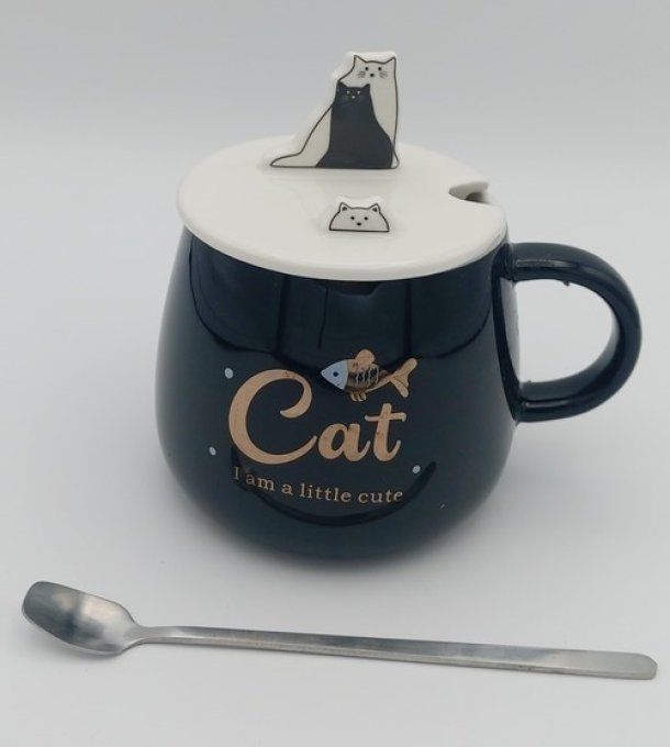 Tasse chat noir ou blanc assis et sa cuillère.