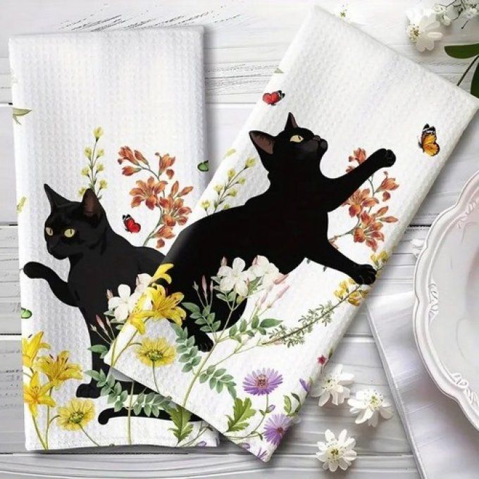 Torchon chat noir dans les fleurs