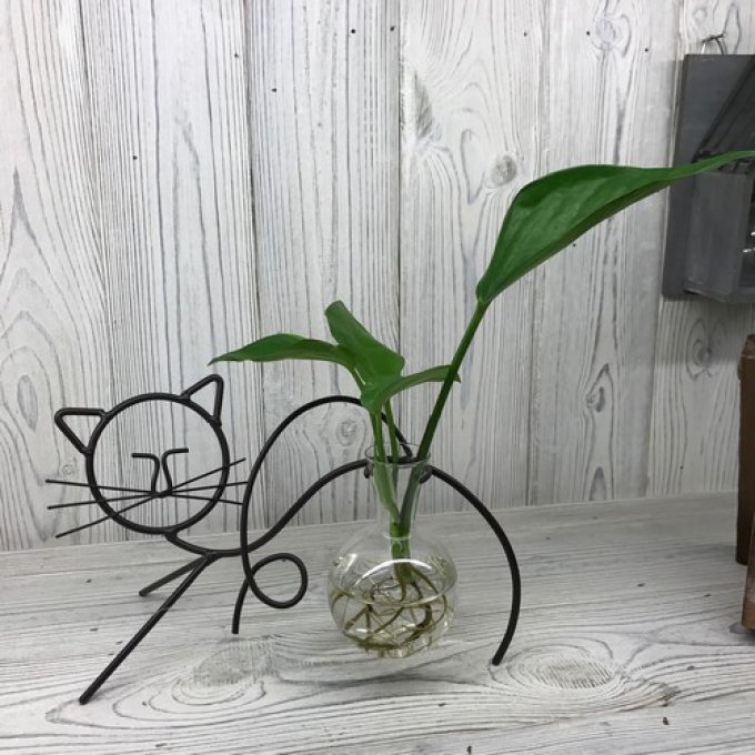 Chat en métal noir et son petit vase