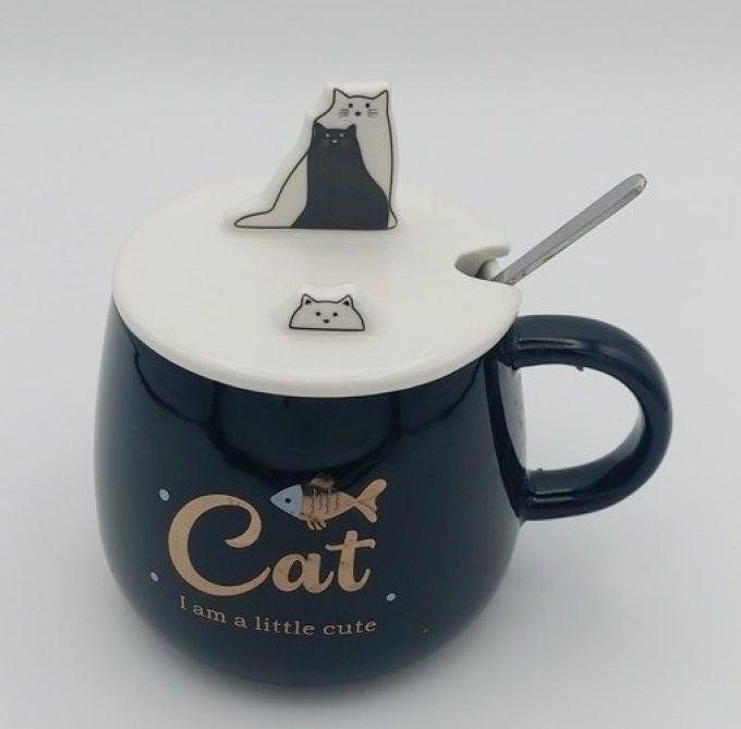 Tasse au chapeau couple de chats et sa cuillère.